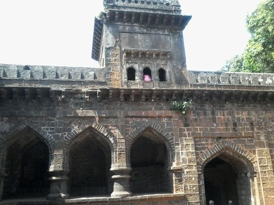 Teen Darwaza