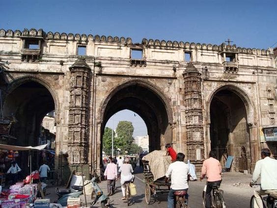Teen Darwaza